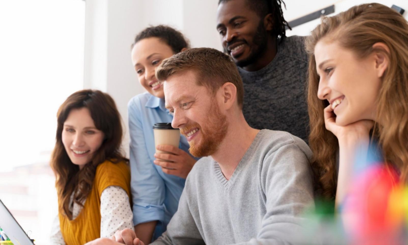 Equipo de seguridad digital trabajando en soluciones de protección bancaria
